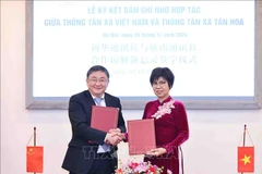 VNA General Director Vu Viet Trang (R) and Deputy Editor-in-Chief of Xinhua News Agency Ren Weidong at MoU signing ceremony (Photo: VNA)