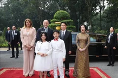 State President Luong Cuong (second from right, back) and his spouse welcome Bulgarian President Rumen Radev and his spouse in Hanoi on November 25 morning. (Photo: VNA)