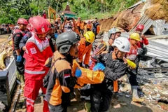 Rescuers evacuate landslide victims in Bruno village, Purworejo regency, Central Java province. (Photo: Xinhua/VNA)