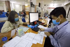 A worker fills out paperwork to claim unemployment benefits at the Hanoi Employment Service Centre. (Photo: VNA) 