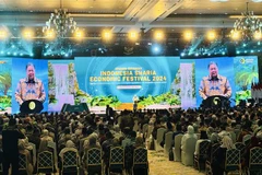 Indonesian Coordinating Minister for Economic Affairs Airlangga Hartarto addresses the 11th Indonesia Sharia Economic Festival (ISEF). (Photo: VNA)