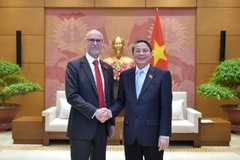 NA Vice Chairman Nguyen Duc Hai (R) and Canadian Ambassador to Vietnam Perry Shawn Steil (Photo: VNA)