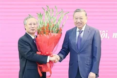 Party General Secretary To Lam (R) shakes hands with former Politburo member and former permanent member of the Secretariat of the Communist Party of Vietnam (CPV) Central Committee Tran Quoc Vuong at the ceremony. (Photo: VNA)