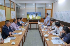 At the meeting between Deputy Director of the Department of Industry and Trade of Can Tho city Huynh Thanh Su and representatives from China Gezhouba Group Corporation (Photo: VNA)
