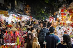 On the evening of September 17, or the 15th day of the eighth lunar month, Hang Ma street in Hoan Kiem district is beautifully illuminated by thousands of star-shaped lanterns and traditional lanterns for the Mid-Autumn Festival. (Photo: VietnamPlus)