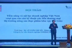 A delegate speaks at the conference (Photo: https://tapchicongthuong.vn/)
