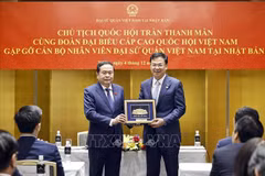 NA Chairman Tran Thanh Man presents a gift to a representative of the Vietnamese Embassy in Japan. (Photo: VNA)