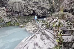 Photo taken on December 10 shows ashfall from the eruption of Mt. Kanlaon blanketed much of Negros Occidental province, like here at Guintubdan Spring in Barangay Araal, La Carlota City. (Photo: inquirer.net) 