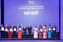 Politburo member, Secretary of the Party Central Committee and Chairman of its Commission for Information and Education Nguyen Trong Nghia (sixth from right) and Deputy Prime Minister and Minister of Foreign Affairs Bui Thanh Son (seventh from right) present awards to the first-prize winners. (Photo: VNA)