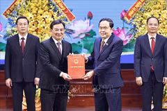 National Assembly Chairman Tran Thanh Man (second from right) hands over the NA Standing Committee's Resolution No. 1191/NQ-UBTVQH to Bac Giang leaders on December 17. (Photo: VNA)