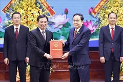 National Assembly Chairman Tran Thanh Man (second from right) hands over the NA Standing Committee's Resolution No. 1191/NQ-UBTVQH to Bac Giang leaders on December 17. (Photo: VNA)