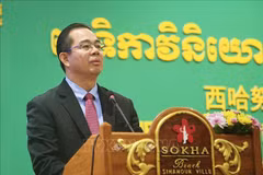 Preah Sihanouk Governor Mang Sineth speaks at the event (Photo: VNA)