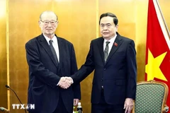 National Assembly Chairman Tran Thanh Man (R) shakes hands with President of the International Friendship Exchange Council (FEC) of Japan Matsuzawa Ken. (Photo: VNA)