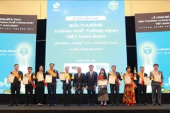 Representatives of 10 cities receiving the Smart City Award 2024. (Photo: VNA)