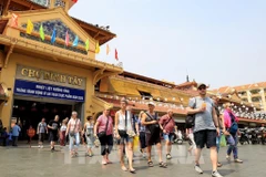 Foreign visitors to Binh Tay market in HCM City (Photo: VNA)