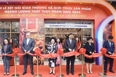Delegates cut the ribbon to kick off the Business Matching and Ho Chi Minh City Products Week 2024 – Food and Beverages (Photo: VNA)