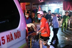 Rescue forces carry the victims out of the mini apartment fire in Thanh Xuan (Photo: VNA)