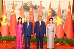 General Secretary of the Communist Party of Vietnam Central Committee and State President To Lam (second from left), and his spouse take a photo with General Secretary of the Communist Party of China Central Committee and President of China Xi Jinping and his spouse. (Photo: VNA)