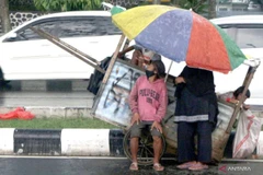 A homeless family is seen near the cart where they sleep, in Cibinong, Bogor Regency, West Java, on April 15, 2022 (File photo: Antara)