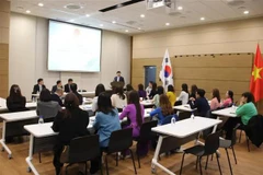 An overview of the meeting with Vietnamese consultants at support centres for foreign workers, as well as representatives of Vietnamese community groups in the RoK (Photo: VNA)