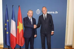 Party General Secretary and State President To Lam (L) meets with Mayor of Le Havre Édouard Philippe (Photo: VNA)