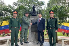 IAESEN Director Lieutenant General Rafael Zerpa Zambrano (second, from left) welcomes the delegation of the Vietnamese Embassy in Venezuela. (Photo: VNA)