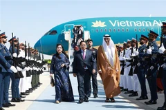 Prime Minister Pham Minh Chinh (C) and his spouse welcomed at Zayed International Airport (Photo: VNA)
