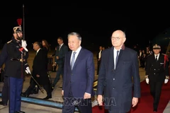 Party General Secretary and State President To Lam (L) arrives at Orly Airport in Paris on the evening of October 3 (local time) (Photo: VNA)