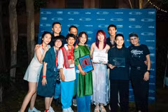 Director Duong Dieu Linh (with red hair) and members of the film crew at the Venice Film Festival. (Photo: film crew)
