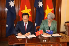 Vietnamese Deputy Prime Minister and Minister of Foreign Affairs Bui Thanh Son (left) and Australian Minister for Foreign Affairs Penny Wong sign an action programme to implement the Comprehensive strategic partnership for 2024 – 2027. (Photo: VNA)