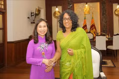 Vietnamese Ambassador to Sri Lanka Trinh Thi Tam (L) and Sri Lankan Prime Minister Harini Amarasuriya at their meeting on October 3 (Photo: VNA)
