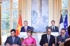 Vietjet Chairwoman Nguyen Thi Phuong Thao (front, 2nd left), Vietjet CEO Dinh Viet Phuong (front, 1st left) and Olivier Andries, President and CEO of Safran (front, 2nd right), Gael Meheust, President and CEO of CFM (front, 1st right), sign the agreement in the presence of Vietnam’s General Secretary and President To Lam (back, left), and French President Emmanuel Macron (back, right). (Photo courtesy of Vietjet)
