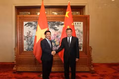 Minister of Industry and Trade Nguyen Hong Dien (L) and Chinese Vice Premier He Lifeng at their meeting on September 30. (Photo: congthuong.vn)