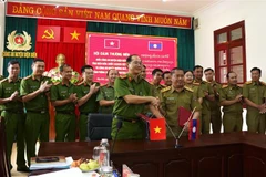 The police force of Dien Bien and bordering Muang May districts sign a cooperation agreement at the talks (Photo: VNA)