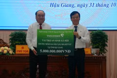 Vietcombank donates 5 billion VND to programme on replacing temporary and dilapidated houses in Hau Giang (Photo: VNA)