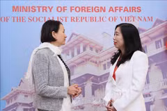 Deputy Foreign Minister Le Thi Thu Hang (R) and UK Parliamentary Under-Secretary of State at the Foreign, Commonwealth and Development Office covering the Indo Pacific Catherine West talk on the sidelines of the dialogue. (Photo: VNA)