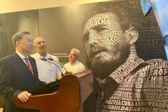 To Lam tours the Fidel Castro Centre in Havana as part of his official visit to Cuba in his capacity as Minister of Public Security. (Photo: VNA)