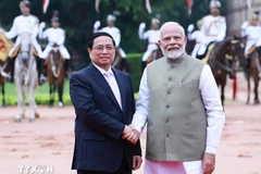 Visiting Vietnamese Prime Minister Pham Minh Chinh (L) and Indian Prime Minister Narendra Modi at an official welcome ceremony for the former at the presidential palace in New Delhi on August 1 morning. (Photo: VNA)