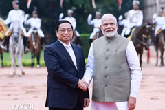 Visiting Vietnamese Prime Minister Pham Minh Chinh (L) and Indian Prime Minister Narendra Modi at an official welcome ceremony for the former at the presidential palace in New Delhi on August 1 morning. (Photo: VNA)
