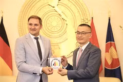 Parliamentary State Secretary of Mecklenburg-West Pomerania Patrick Dahlemann (L) presents a souvenir to Vietnamese Ambassador to Germany Vu Quang Minh (Photo: VNA)