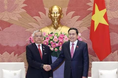 National Assembly (NA) Chairman Tran Thanh Man (R) and visiting Lao NA Vice Chairman and Chairman of the Lao Committee for Peace and Solidarity Sommad Pholsena in Hanoi on August 22. (Photo: VNA)