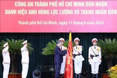 Party General Secretary and President To Lam presents the title of Hero of the People's Armed Forces to the Ho Chi Minh City Department of Public Security at a ceremony on August 17. (Photo: VNA)