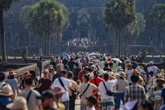 Tourists visit the Angkor Wat in Siem Reap province, Cambodia. (Photo: Xinhua)