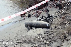 A war-time bomb weighing more than 100 kg is uncovered in Viet Tri City, the province of Phu Tho, on August 14. (Photo: VNA)