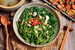 Rau muong xao toi (morning glory stir-fry) is included in top 100 Asian stir-fry dishes of TasteAtlas. (Photo: Com Nha Facebook)