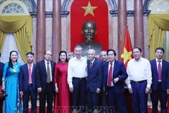 Party General Secretary and President To Lam (fifth, left) on August 15 meets with former guards and medical workers who served President Ho Chi Minh during the time he lived and worked at the Presidential Palace in Hanoi from 1954-1969. (Photo: VNA)