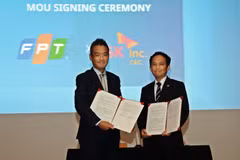 Kim Min-hyuk (left), head of SK C&C's global business, and Tran Deuk Chi-kwang, vice president of FPTIS, sign a business agreement at the "2024 Vietnam-Korea Digital Forum" held at Nuri Dream Square in Mapo-gu, Seoul. (Photo: fpt-is.com)