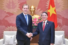 NA Vice Chairman Nguyen Duc Hai (R) and Managing Director of Heineken Vietnam Wieste Mutters (Photo: VNA)
