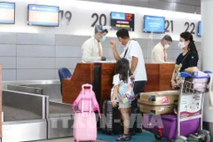 Passengers of Vietnam Airlines check in at Phnom Penh International Airport, Cambodia (Photo: VNA)