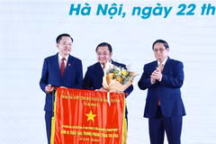 Prime Minister Pham Minh Chinh (1st from right) presents the Government's emulation flag to the representative of the Vietnam National Chemical Group. (Photo: VNA) 